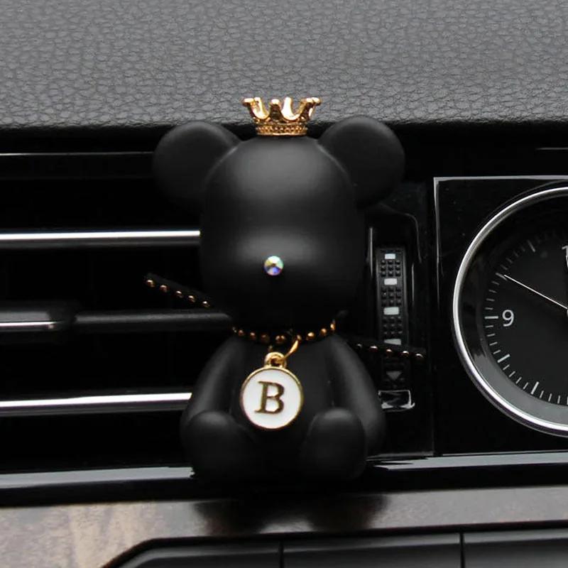 Bear-shaped air outlet fragrance clip on a car vent